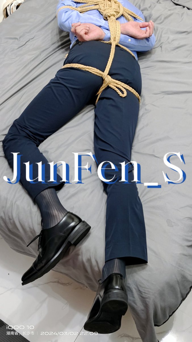 JunFen_S's tweet photo. “嘘，你被绑架了”
“只要你乖乖配合，我玩爽了自然会放你自由的，可前提是……”
正装男用力挣扎着，嘴里却被口球塞得满满的，只能发出诱人的呻吟。 https://t.co/UCMDoVPjmg