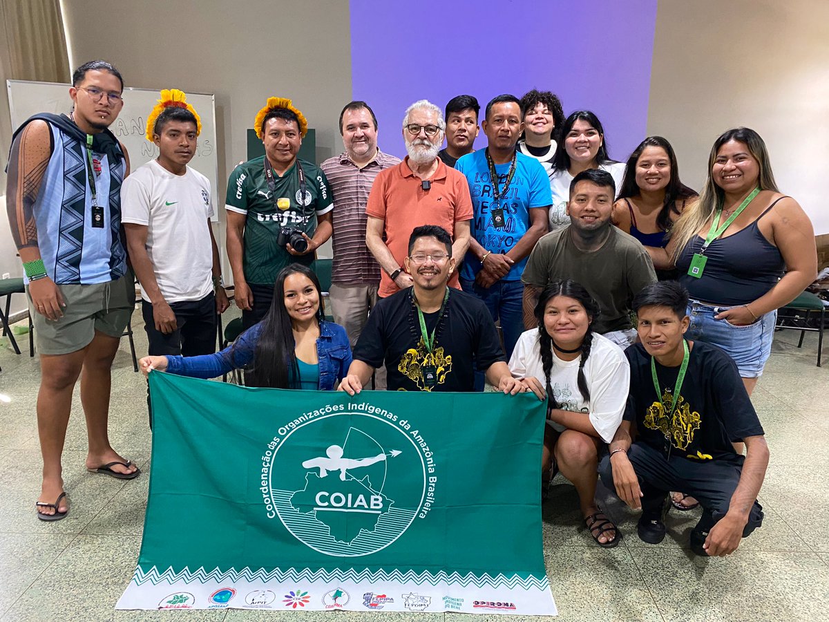 rubensvalente's tweet photo. manhã de produtiva conversa com os comunicadores indígenas da @CoiabAmazonia que estão em Brasília para participar do ATL2024. Ao lado do indigenista Antenor Vaz e participação da @OPI_Isolados, conversamos sobre jornalismo e os povos indígenas isolados https://t.co/yVm9nUxo55