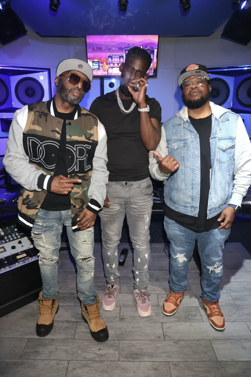 ReefHustleMusic's tweet photo. Session last night with my guys DKing & A-King at #EngineRoomAudio #NYC #420day https://t.co/3ulht68mI9