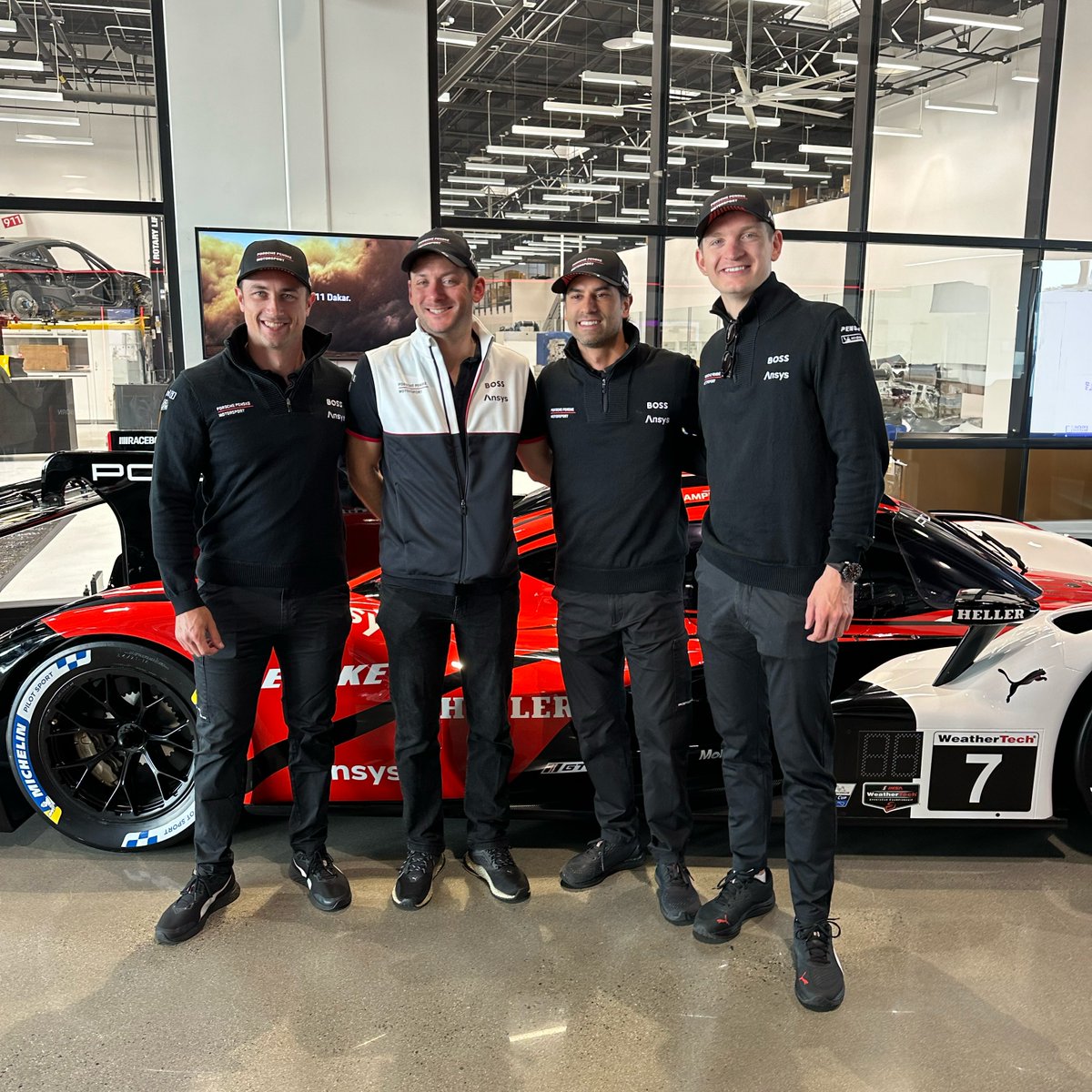 Check out who dropped in to see the cars and have a coffee at @pecla's 'Morning Shift' today. 
Find out more about these great events at: porschedriving.com/los-angeles/mo…
-
#Porsche | #Raceborn