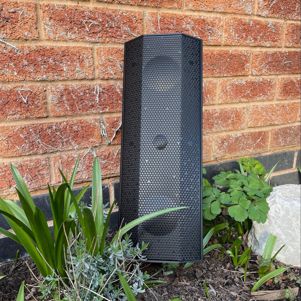 LitheAudio's tweet photo. The versatile iO1 Speaker seamlessly blends into any corner of your garden for discreet audio enjoyment🌿🌳🌼⁠
⁠
#iO1Speaker #OutdoorAudio #GardenSound #SubtleDesign #ImmersiveAudio https://t.co/PwLqAZteh3