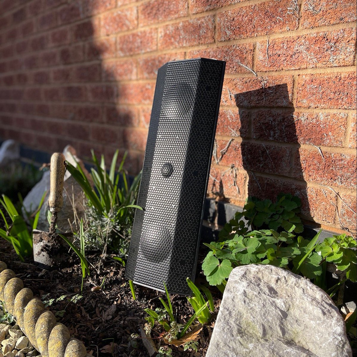 LitheAudio's tweet photo. The versatile iO1 Speaker seamlessly blends into any corner of your garden for discreet audio enjoyment🌿🌳🌼⁠
⁠
#iO1Speaker #OutdoorAudio #GardenSound #SubtleDesign #ImmersiveAudio https://t.co/PwLqAZteh3