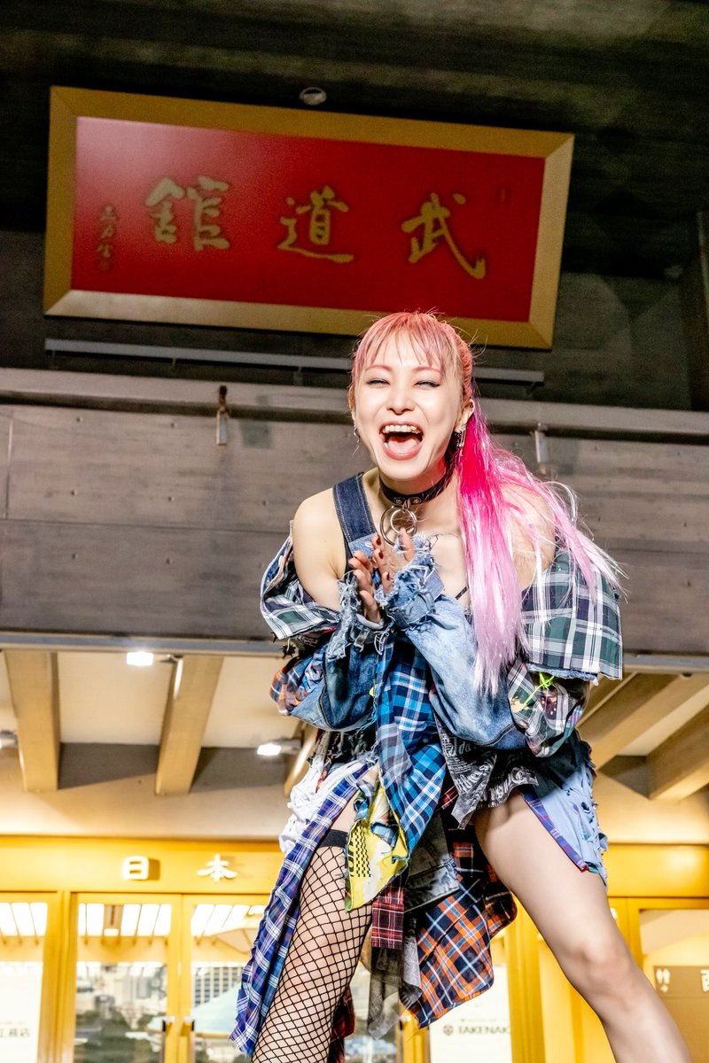 LiSA_OLiVE's tweet photo. 10年前の初めての武道館に立ったあの日、その先に10回11回も武道館に立っている未来は思い描けていませんでした。
2011年04月20日のデビューしたあの日、13年後に武道館がホームだと感じられる未来を思い描けていませんでした。
武道館の魔物に倒されたり、みんなとリベンジに挑んで仲間になったり、今は私とあなたの帰る場所になりました。

へなちょこRock starの物語りの13年後。を　#LiSAアイスクリーム　に詰め込みました。

"i"を叫んだり叫べなかったりしながら、#LiSA_ROUTE13 で帰ってきた武道館。

こんなに幸せなのに、まだ叫びたいことがまだあるこのこころの"i"に「Shouted Serenade」という名前をつけました。
全部全部歌にしてきたんだから、この先も全部全部歌にしよう。まだ歌いたいうたがたくさんあるからついてきて。

超大作の二日間からまだ抜け出せないでいます。わたし。
日本武道館10回目、11回目、でらありがとうございましたーーー！🧅🧅🧅🧅🧅🧅🧅🧅🧅🧅🧅㊗︎
#LiSA_ROUTE13 🚗
旅を続けよう。
この声が続くまで叫び続けようloud and go far away！🖐️

またね、武道館。
行ってきます。

次は６月から　#LiSASiATOUR ９月から　#LiSAカクテルパーティ　です。よろしくね。