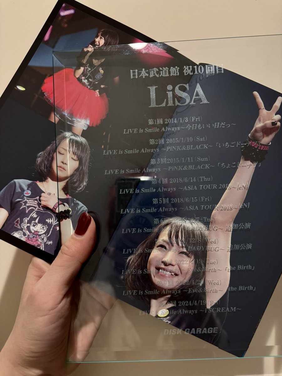 LiSA_OLiVE's tweet photo. 10年前の初めての武道館に立ったあの日、その先に10回11回も武道館に立っている未来は思い描けていませんでした。
2011年04月20日のデビューしたあの日、13年後に武道館がホームだと感じられる未来を思い描けていませんでした。
武道館の魔物に倒されたり、みんなとリベンジに挑んで仲間になったり、今は私とあなたの帰る場所になりました。

へなちょこRock starの物語りの13年後。を　#LiSAアイスクリーム　に詰め込みました。

"i"を叫んだり叫べなかったりしながら、#LiSA_ROUTE13 で帰ってきた武道館。

こんなに幸せなのに、まだ叫びたいことがまだあるこのこころの"i"に「Shouted Serenade」という名前をつけました。
全部全部歌にしてきたんだから、この先も全部全部歌にしよう。まだ歌いたいうたがたくさんあるからついてきて。

超大作の二日間からまだ抜け出せないでいます。わたし。
日本武道館10回目、11回目、でらありがとうございましたーーー！🧅🧅🧅🧅🧅🧅🧅🧅🧅🧅🧅㊗︎
#LiSA_ROUTE13 🚗
旅を続けよう。
この声が続くまで叫び続けようloud and go far away！🖐️

またね、武道館。
行ってきます。

次は６月から　#LiSASiATOUR ９月から　#LiSAカクテルパーティ　です。よろしくね。