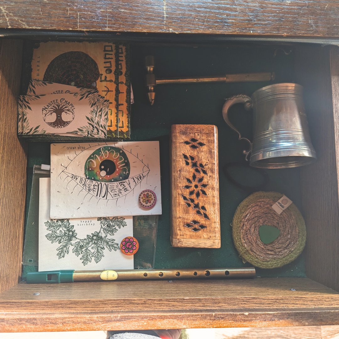 Opened a drawer in our campervan, I feel like this is 'folk festival essentials' summed up. Can you name all 12 different items?
.
#folkfestival #vanlife #folkmusic