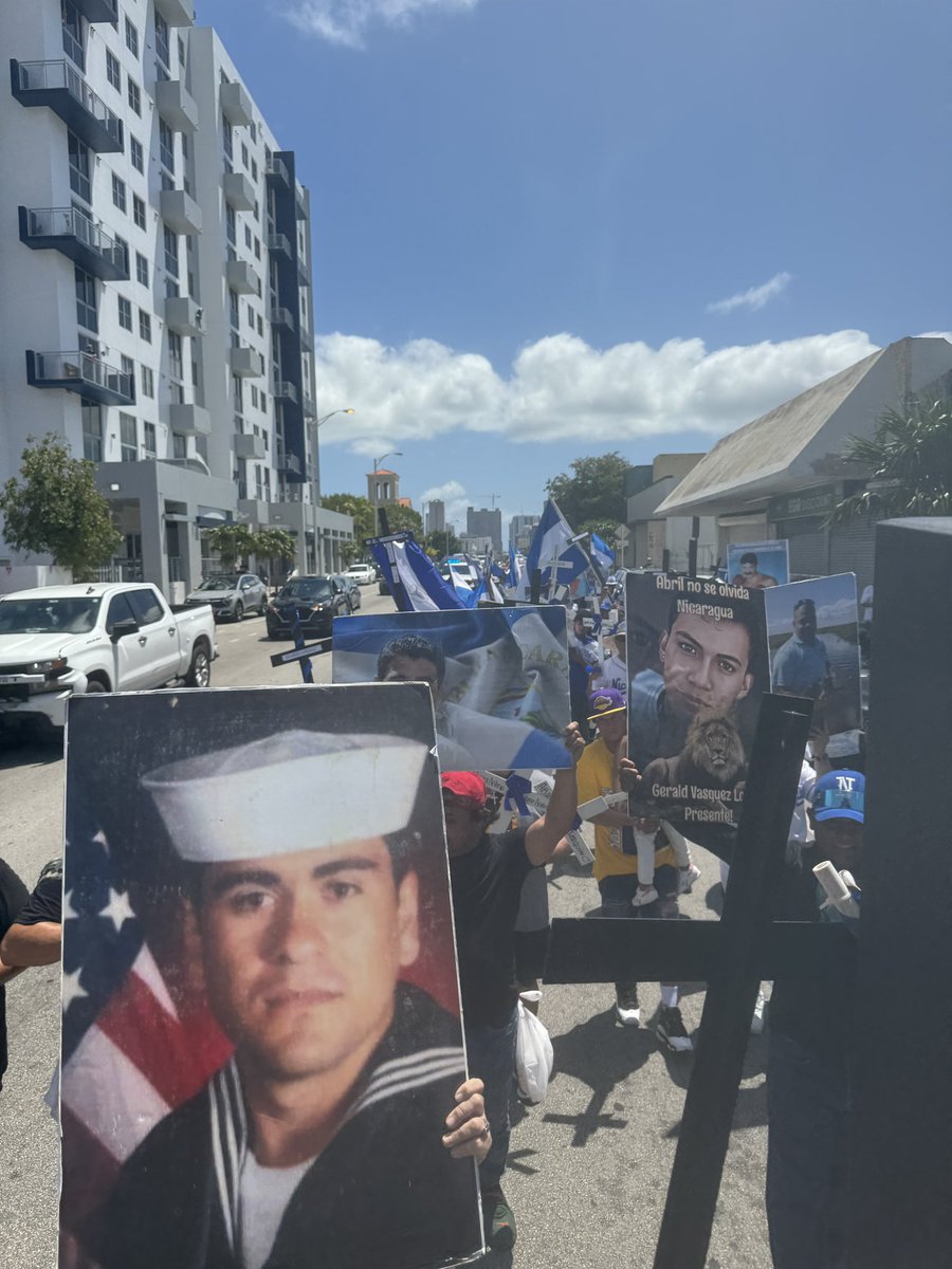 AidaCarrion1's tweet photo. 🚨🚨🚨MARCHA DE LAS CRUCES ✝️✝️✝️ EN PROGRESO!!! SALIÓ DEL CONSULADO DE NICARAGUA EN MIAMI. #NIPERDONNIOLVIDO #JUSTICIA #NOMASPACTOS #NOMASIMPUNIDAD #ASESINOSAPRISION https://t.co/yq6HhNWMSv