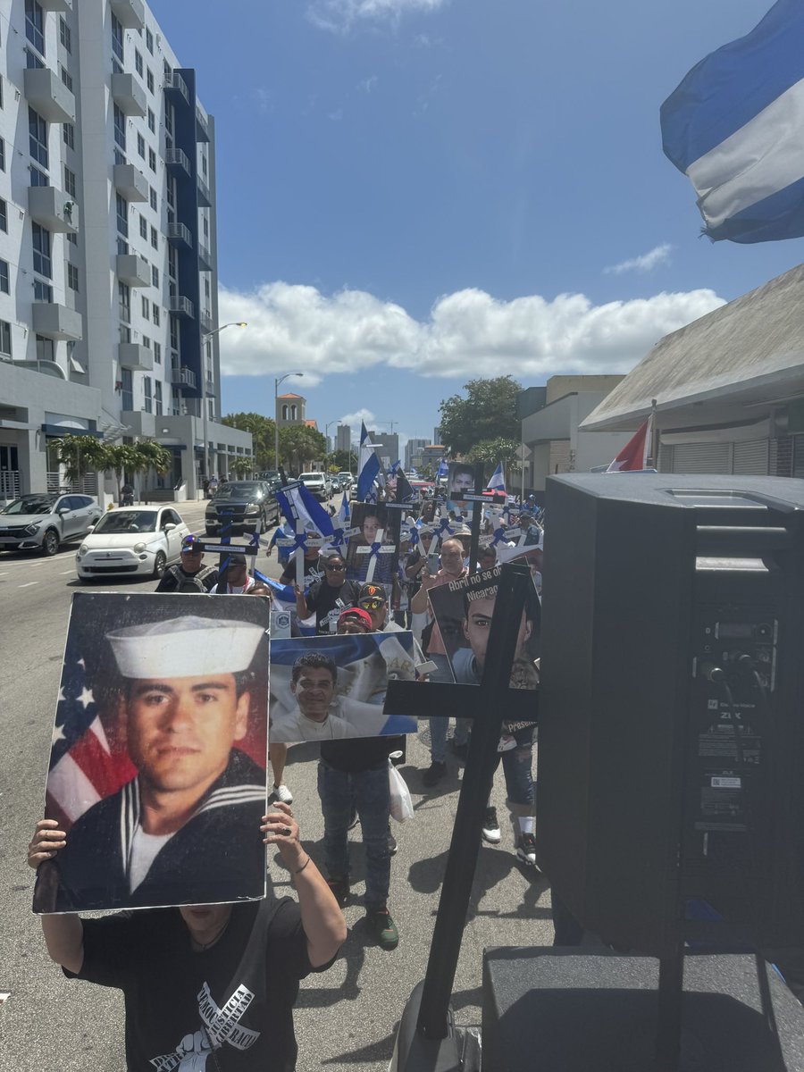 AidaCarrion1's tweet photo. 🚨🚨🚨MARCHA DE LAS CRUCES ✝️✝️✝️ EN PROGRESO!!! SALIÓ DEL CONSULADO DE NICARAGUA EN MIAMI. #NIPERDONNIOLVIDO #JUSTICIA #NOMASPACTOS #NOMASIMPUNIDAD #ASESINOSAPRISION https://t.co/yq6HhNWMSv