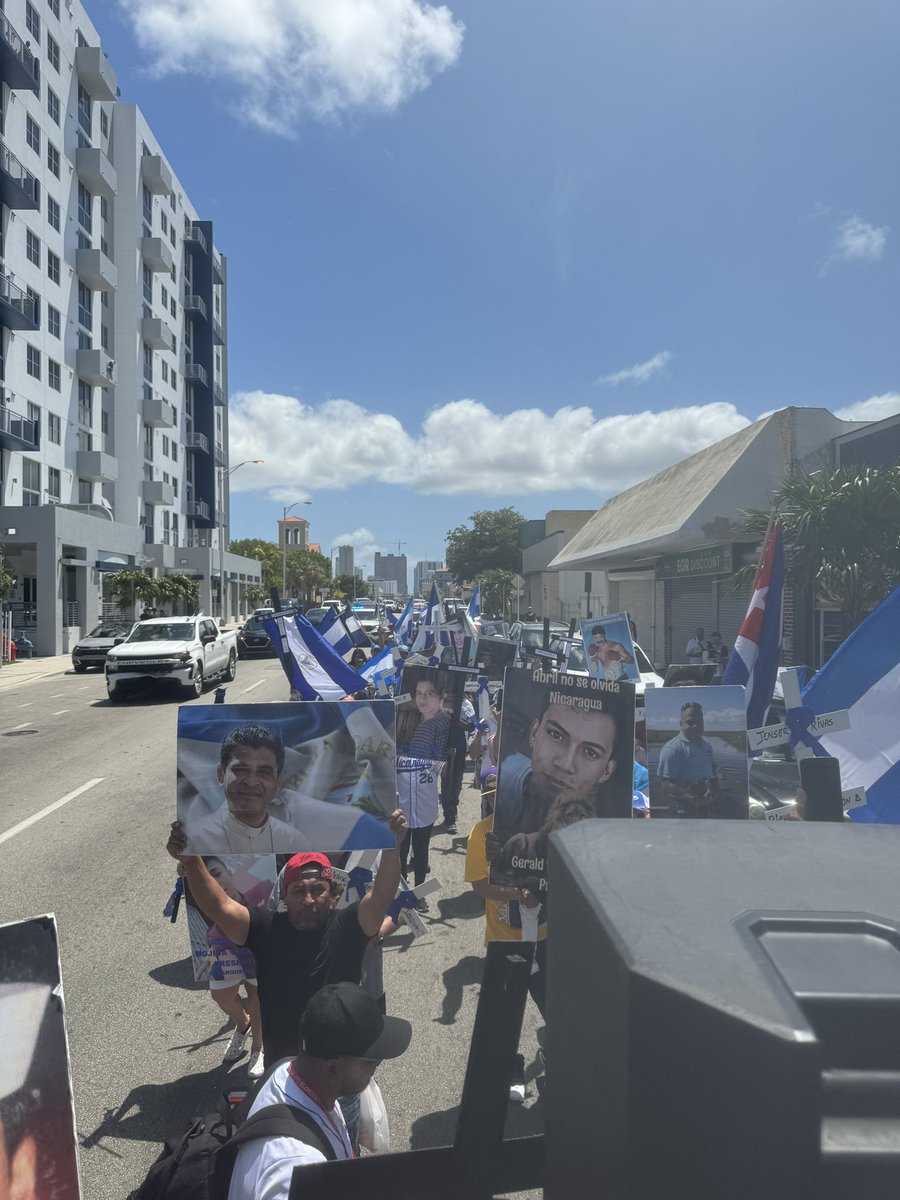 AidaCarrion1's tweet photo. 🚨🚨🚨MARCHA DE LAS CRUCES ✝️✝️✝️ EN PROGRESO!!! SALIÓ DEL CONSULADO DE NICARAGUA EN MIAMI. #NIPERDONNIOLVIDO #JUSTICIA #NOMASPACTOS #NOMASIMPUNIDAD #ASESINOSAPRISION https://t.co/yq6HhNWMSv