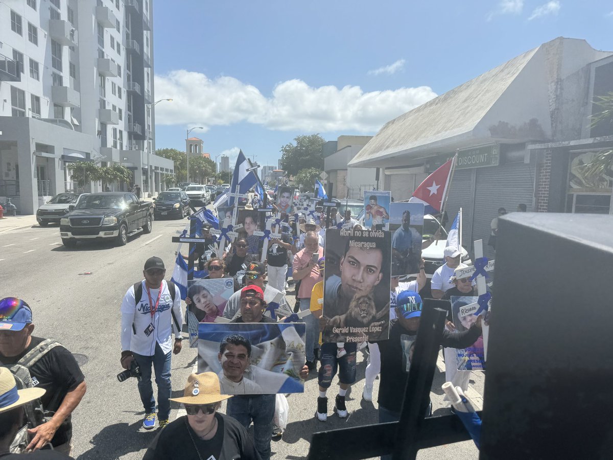 AidaCarrion1's tweet photo. 🚨🚨🚨MARCHA DE LAS CRUCES ✝️✝️✝️ EN PROGRESO!!! SALIÓ DEL CONSULADO DE NICARAGUA EN MIAMI. #NIPERDONNIOLVIDO #JUSTICIA #NOMASPACTOS #NOMASIMPUNIDAD #ASESINOSAPRISION https://t.co/yq6HhNWMSv