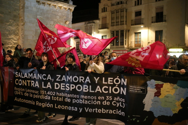 ¿Es más pobre León con Castilla? Vamos a analizar 10 datos clave del declive socioeconómico de Zamora, León y Salamanca para ver qué este 23 de abril no hay #nadaquecelebrar y sí mucho para manifestar. Aquí va hilo 🧵