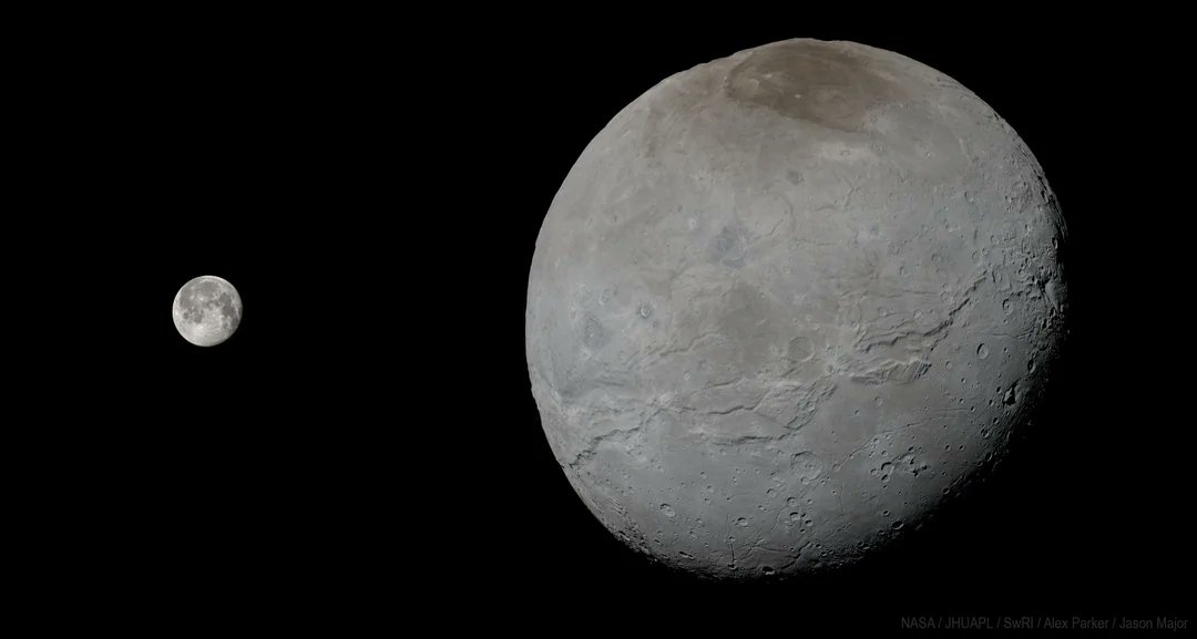 🌔 Ay'ın gökyüzünde ne kadar büyük göründüğünü bilirsiniz. Eğer Plüton'un yüzeyinden, uydusu Charon'a (sağda) bakacak olsaydınız, gökyüzünde yaklaşık olarak bu boyutta görürdünüz. 📸: NASA/JHUAPL/SwRI/Alex Parker/Jason Major
