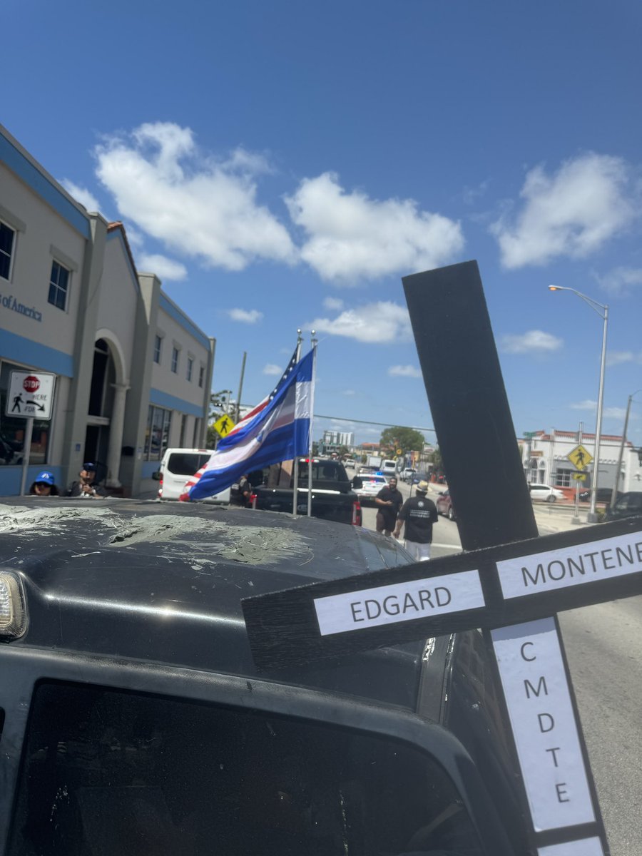 AidaCarrion1's tweet photo. 🚨🚨🚨MARCHA DE LAS CRUCES ✝️✝️✝️ EN PROGRESO!!! SALIÓ DEL CONSULADO DE NICARAGUA EN MIAMI. #NIPERDONNIOLVIDO #JUSTICIA #NOMASPACTOS #NOMASIMPUNIDAD #ASESINOSAPRISION https://t.co/StM0fUshLc