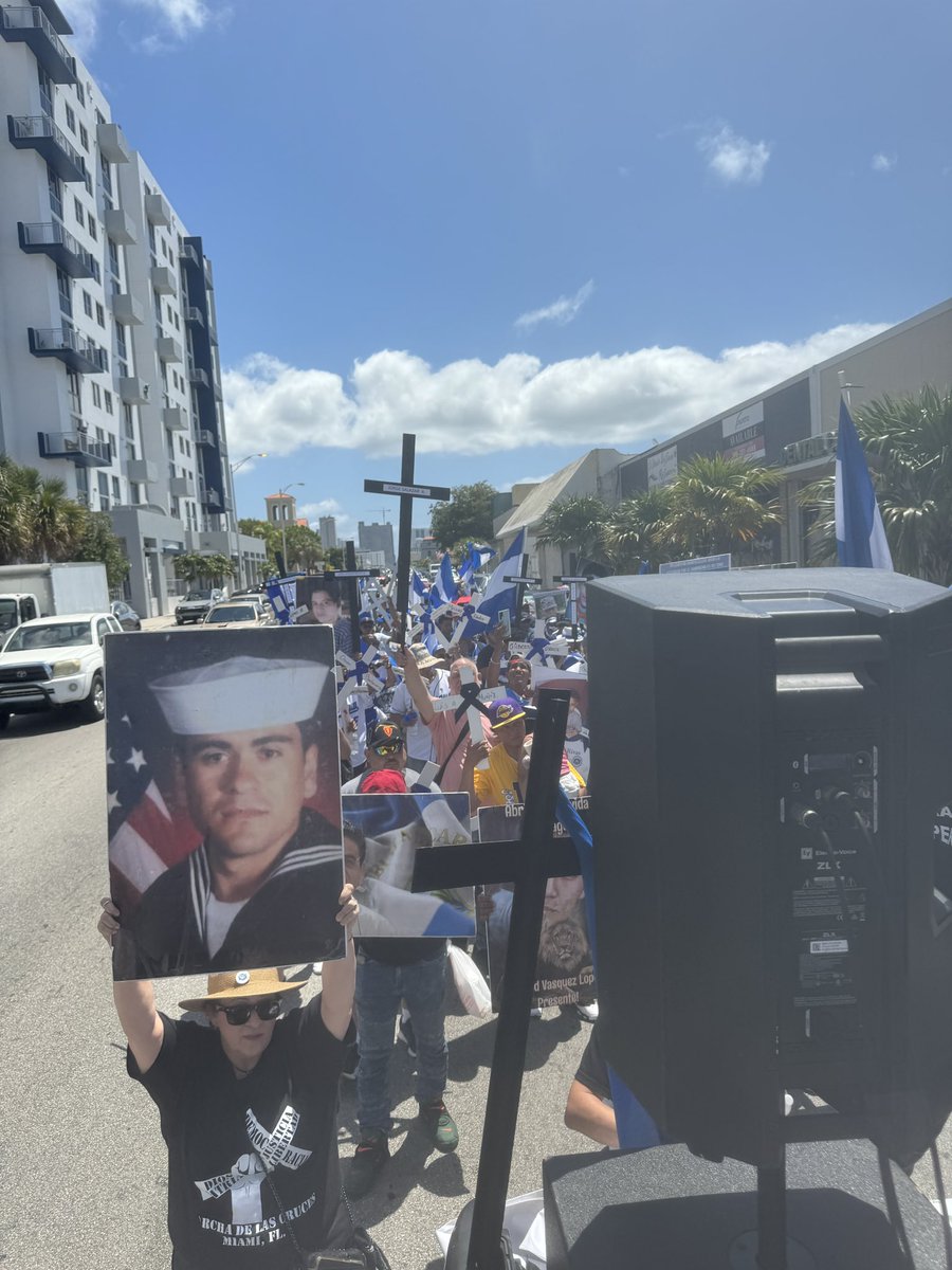 AidaCarrion1's tweet photo. 🚨🚨🚨MARCHA DE LAS CRUCES ✝️✝️✝️ EN PROGRESO!!! SALIÓ DEL CONSULADO DE NICARAGUA EN MIAMI. #NIPERDONNIOLVIDO #JUSTICIA #NOMASPACTOS #NOMASIMPUNIDAD #ASESINOSAPRISION https://t.co/StM0fUshLc