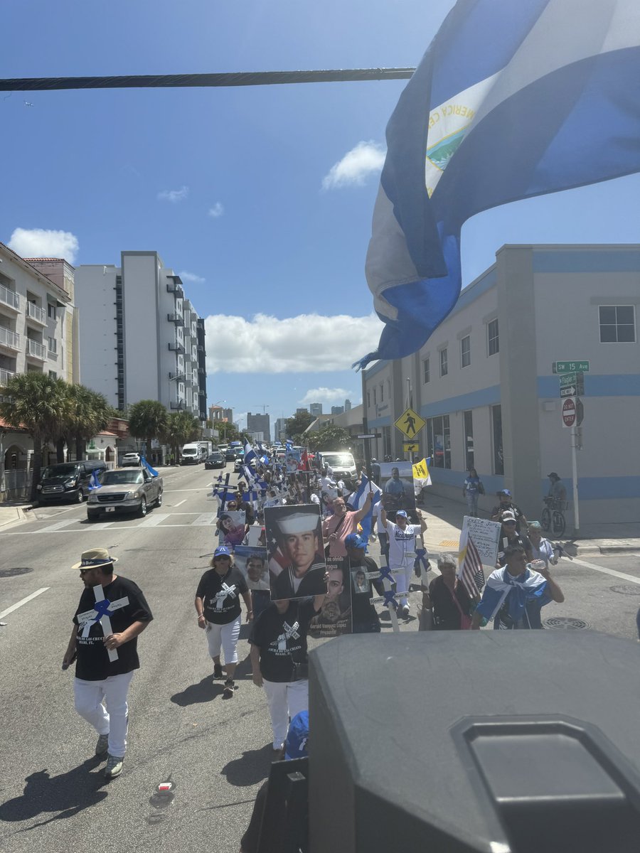 AidaCarrion1's tweet photo. 🚨🚨🚨MARCHA DE LAS CRUCES ✝️✝️✝️ EN PROGRESO!!! SALIÓ DEL CONSULADO DE NICARAGUA EN MIAMI. #NIPERDONNIOLVIDO #JUSTICIA #NOMASPACTOS #NOMASIMPUNIDAD #ASESINOSAPRISION https://t.co/StM0fUshLc