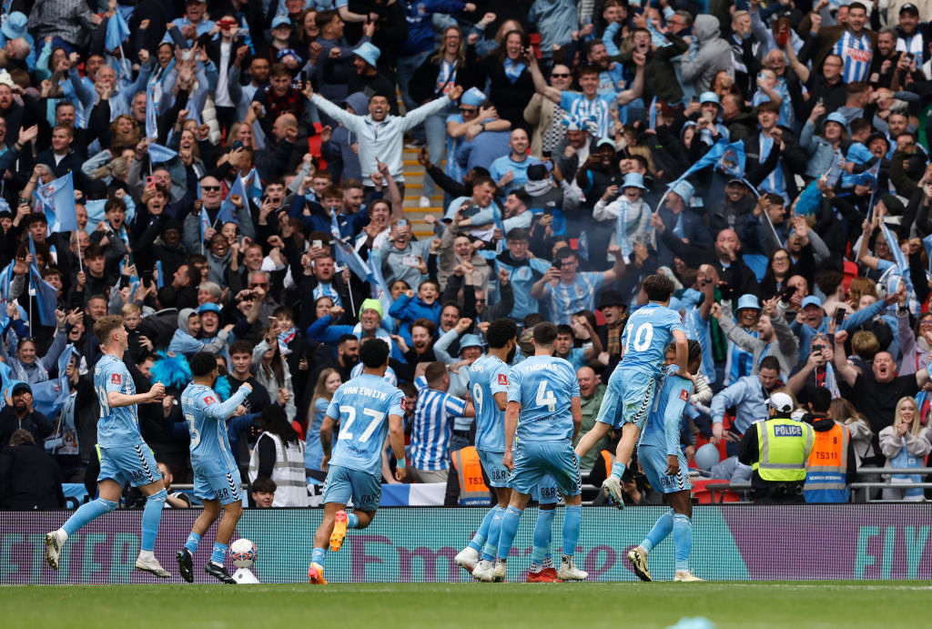 MirrorFootball's tweet photo. GOOOAALLLLLLL!!!!! 

COVENTRY 4-3 MANCHESTER UNITED 

THEY'VE DONE IT!!!!

#FACup #COVMUN https://t.co/wynMWVBQJ8