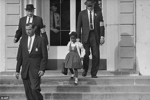 Ruby Bridges, damals sechs Jahre alt, musste im Jahr 1960 in Alabama von Federal Marshalls begleitet werden, damit sie zur Schule gehen konnte. Ein rechtsradikales Mob wollte dies verhindern, schrie sie an und man bewarf sie mit Gegenständen. Heute bräuchte es ein energisches