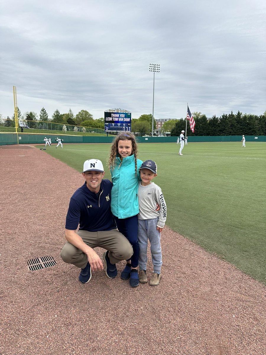 Today’s first pitch: Our incredible Faculty Rep LCDR Tom Van Dam! Thank you for everything you’ve done for our program over the years! 📸CC #GoNavy