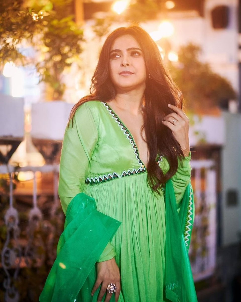 #MadhurimaTuli looks ethereal in a green anarkali suit, embracing traditional elegance with grace! 💚🌟❤️‍🔥💥
.
.
.
.
#MadhurimaTuli #AnarkaliElegance #GreenGrace #talkingbling