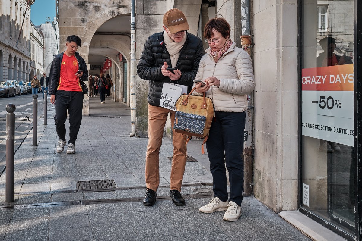 Crazy days for smartphone addicts #LaRochelle #CharenteMaritime #France #smartphone #smartphoneaddict #TommyHilfiger #crazydays #streetphotography #streetphotographer #zonestreet #urbanexploration #fujifilmstreet #fujifeed #fujifilm_xseries #fujifilmXT5 #XF23mmn @fujifilmfrance