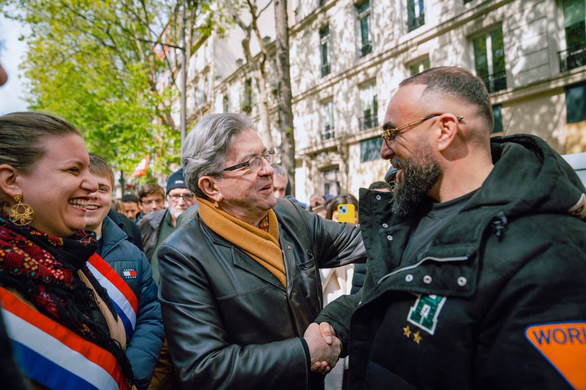 Y aquí en la “marcha contra el racismo y la islamofobia”, tenemos a Mélenchon estrechando la mano del rapero Médine, autor de versos como”Crucifiquemos a los laicistas en el Golgotha”.