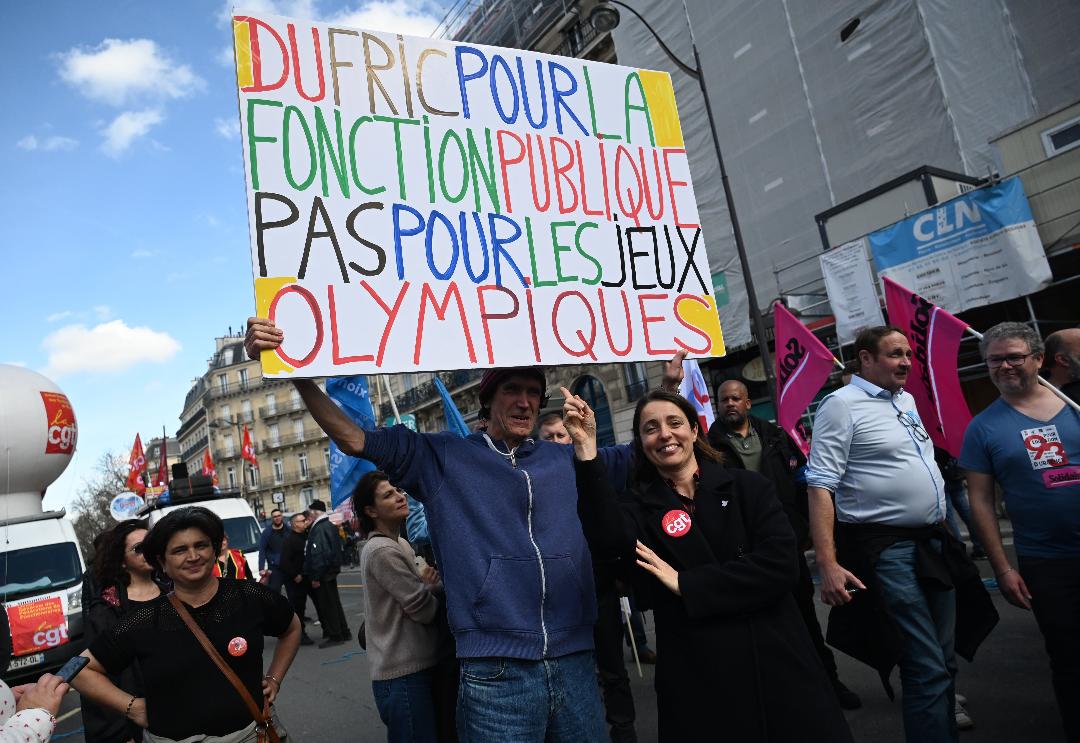 @ensocieteftv Oh la ! On nous bassine constamment avec le #sport ( cf. #dupainetdesjeux ) avec #CoupeduMonde #JeuxOlympiques #Handball #Basket #Rugby pendant ce temps le #climat se dérègle, la #biodiversité s'effondre, les #guerres s'enchainent, la #misère s'accroit partout !! #Honte !!