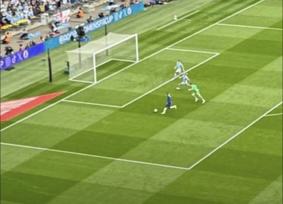 BluesBrasilCFC's tweet photo. 🔵 | Um jogador "profissional" que não tem perna esquerda nem pra empurrar isso aqui pra o gol..

#CFC https://t.co/d0wAnif3O7