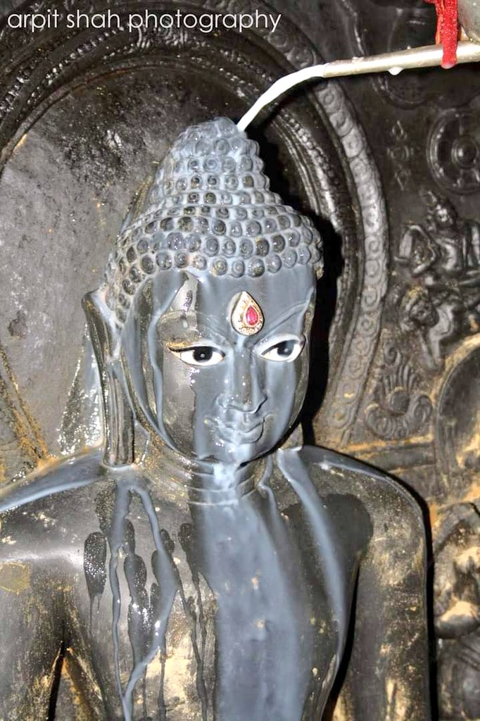 shramanopasak's tweet photo. "मारा प्रभु नो जन्म थयो,
आनंद बधे छवायो..."

विक्रम संवत पूर्व 580 वर्ष और इसवी सन पूर्व वर्ष 636,
श्री क्षत्रियकुंड नगरे

तेणं कालेणं तेणं समएणं

उस काल में, उस समय में वह ग्रीष्म ऋतु के चैत्र मास के प्रथम पक्ष का तेरहवां दिन था,

1/n https://t.co/KV1FulB35l
