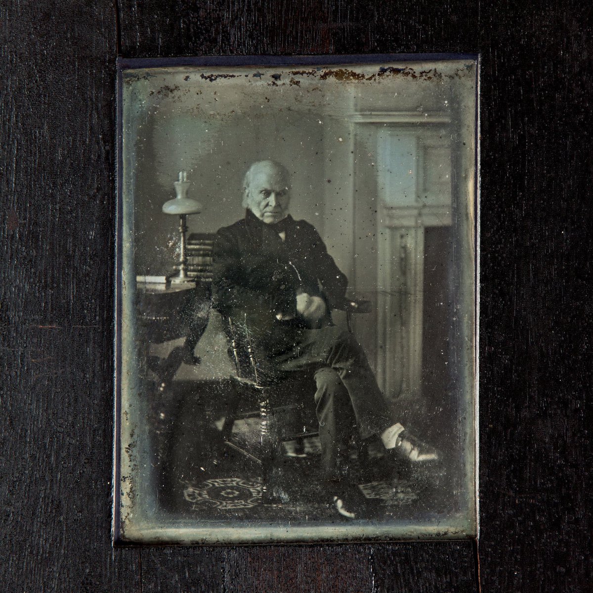 The oldest known daguerreotype of John Quincy Adams, taken in 1843, who was fascinated by the photographic process but called his image here “hideous” 📸🪦⚰️🦅🇺🇸🏛

Check out “John Quincy Adams’ Tomb”! visitingthepresidents.com/2024/04/09/sea…

#JohnQuincyAdams #grave #tomb #president