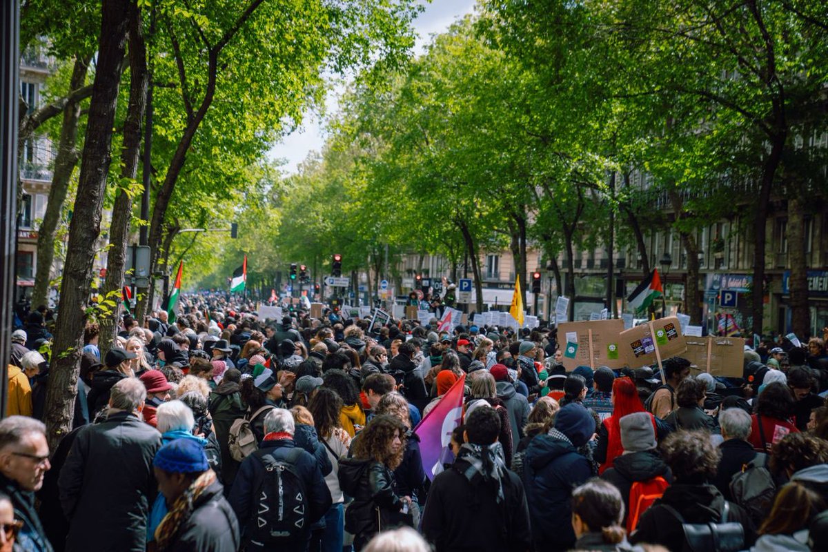 Nous sommes plus forts. Plus forts que ce Gouvernement qui criminalise les voix pour la paix et contre le génocide. Plus forts que ce Gouvernement qui veut mettre à genoux la jeunesse, en particulier celle des quartiers populaires. Ne lâchez rien. Ici est la force.🙏🏻