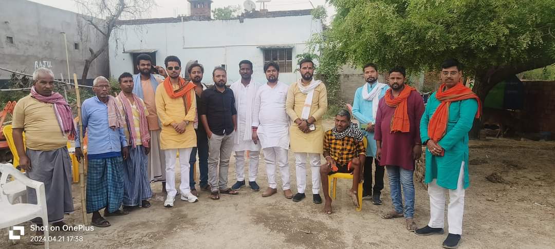 GhazipurBjym's tweet photo. गाजीपुर 75 लोकसभा म���ं श्री पारसनाथ राय     जी के समर्थन में जमानिया विधानसभा के कुर्था गांव के प्रधान श्री श्याम बिहारी जी से मिलकर भारतीय जनता युवा मोर्चा जिलाध्यक्ष कुशवाहा विश्वप्रकाश अकेला अनुज एवं उनकी टीम ने  भाजपा को वोट करने के लिए अपील की
@BJYM
#अबकीबारफिरमोदीसरकार https://t.co/TQjAj2JFhz