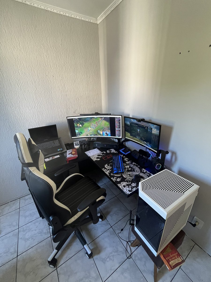 castro019_'s tweet photo. @StoneDYooDa @SuperFrameBR Aqui é onde a magia acontece yodao, setup do emaranhado de cabo kkkkkkk

#setupdosyodistas
@SuperFrameBR 
@StoneDYooDa https://t.co/V6mETCqj3P