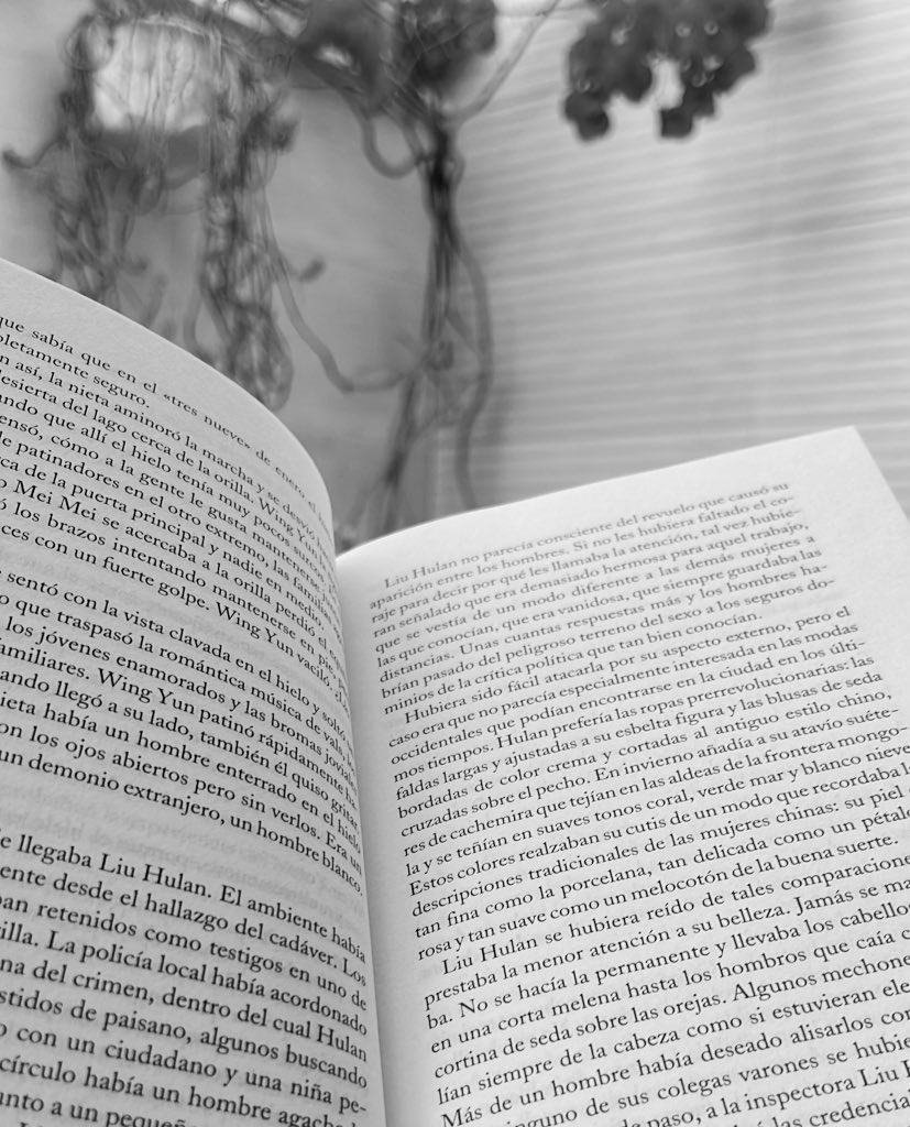 Día de relax. 📚☕️🧘🏻‍♂️

#libro #lectura #findesemana #domingo #casa #cafe #circulodelectores #foto #patio