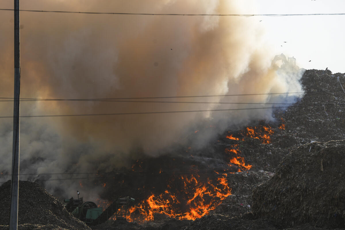 JUST IN | A massive fire has broken out at the Ghazipur landfill site in Delhi on Sunday evening, according to officials. Efforts are currently being made by Delhi Fire Service to douse the fire. The cause of the fire has not been ascertained as of yet. 📸: PTI