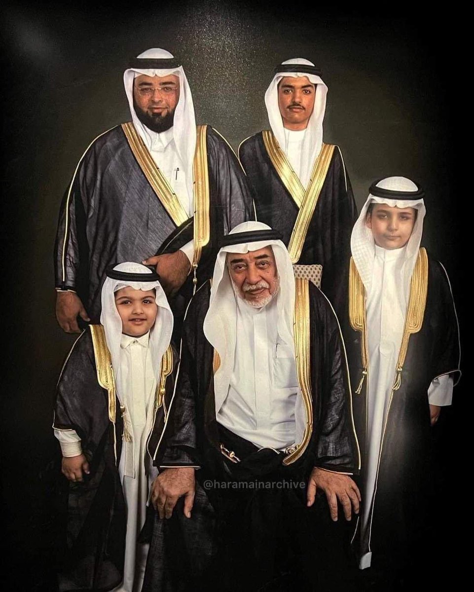 TweetIslamik's tweet photo. Mereka ini adalah ahli keluarga Bani Syaibah. Bani Syaibah adalah penjaga kunci-kunci Kaabah 🕋. Keluarga yang bertanggungjawab membuka, menutup, dan mencuci Kaabah. Mereka telah diamanahkan dengan pekerjaan ini sejak zaman Nabi Muhammad ﷺ. https://t.co/RH07UwBmLF