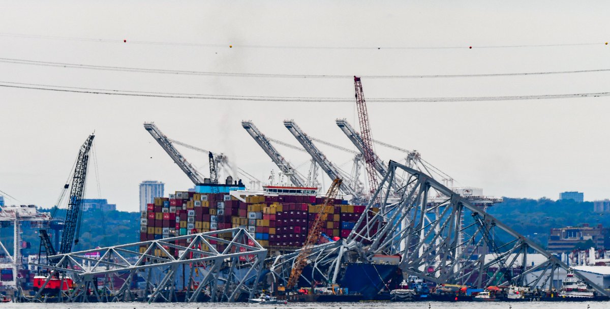 ByTheBayPhotos's tweet image. Cranes work to remove a large section of the submerged metal beams of the Francis Scott Key Bridge collapse this afternoon.

#KeyBridge #KeyBridgeNews #Maryland #Baltimore