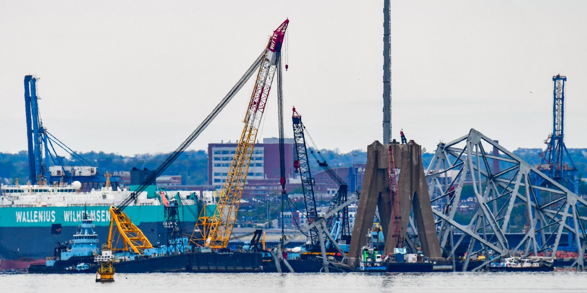 ByTheBayPhotos's tweet image. Cranes work to remove a large section of the submerged metal beams of the Francis Scott Key Bridge collapse this afternoon.

#KeyBridge #KeyBridgeNews #Maryland #Baltimore