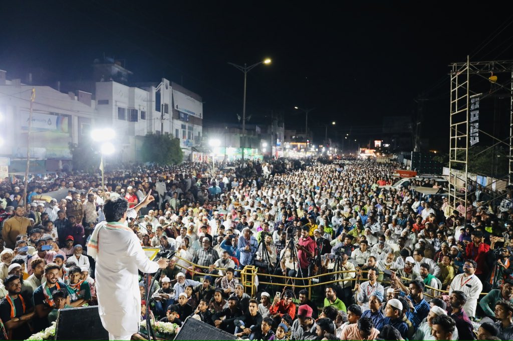 ShayarImran's tweet photo. नांदेड़ महाराष्ट्र में कॉंग्रेस प्रत्याशी वसंतराव चव्हाण जी के समर्थन में जनसभा को संबोधित किया, उमड़ा हुआ जनसैलाब बता रहा है कि देश में कॉंग्रेस की ऑंधी चल रही है।
@kharge @RahulGandhi @kcvenugopalmp @NANA_PATOLE https://t.co/37AnsR5tpx