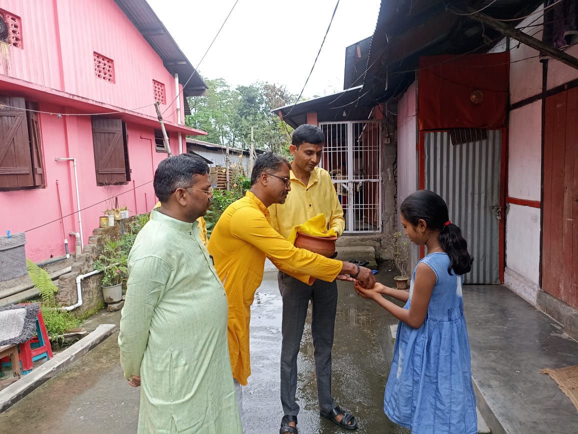 PrasantaMithu's tweet photo. 🔱 আজি দিনৰ ভাগত Santipara,Lakhimpur,W. No 14 ৰ  সকলোৰে পদূলিয়ে পদূলিয়ে #Ayodhya_Ram_Mandirৰ পৰা আহা #প্ৰসাদ বিতৰণ কৰা হয়। ৰাম মন্দিৰ প্ৰসাদ বিতৰণত উপস্থিতি থাকে বিশেষ ভাৱে দায়িত্ব থকা ৰাষ্ট্ৰীয় স্বয়ংসেৱক সংঘ (RSS) আৰু বিশ্ব হিন্দু পৰিষদৰ(VHP) কায্যকতা, আৰু  তেখেত লোকৰ সৈতে https://t.co/jTym990nrB