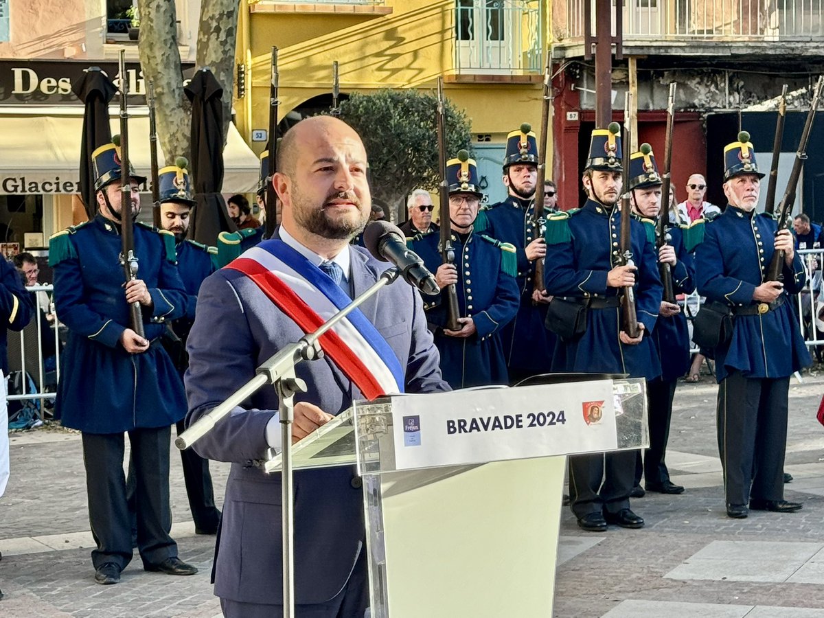 david_rachline's tweet photo. 🕊️ Renouvellement du Vœu de 1720, couronnement du Saint, lâcher de la colombe, danses provençales, c’est ainsi que nous célébrons notre Saint Protecteur avec ferveur : Saint-François de Paule.

#Fréjus, ville de traditions. #Bravade 🔴⚪️ https://t.co/ZAVGdYby5g
