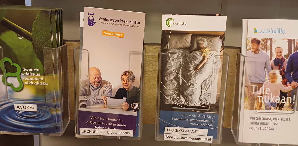 Katselin #järjestöt esitteitä omaiseni hoitopaikan aulassa. Mietin, mistä muualta saa tukea, kun jää leskeksi, kun kärsii hyväksikäytöstä, ei pysy digitalisaatiossa mukana, on uuden edessä sairastuttuaan jne jne. Soittelee hyvinvointialueen vaihteeseen? #kehysriihi
