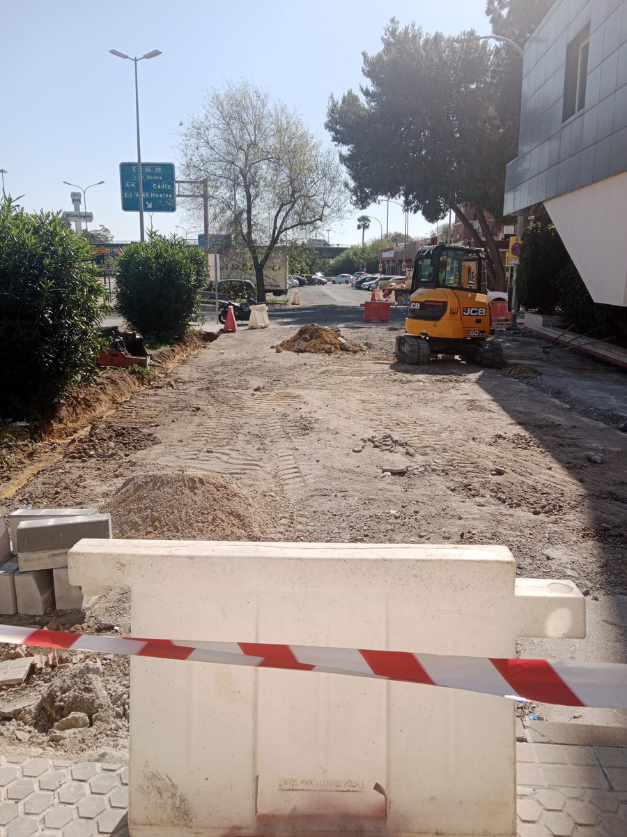 Los vecinos del Núcleo Residencial Santa Isabel ven como se ha iniciado la obra de reasfaltado que llevan años esperando. Seguimos trabajando en mejoras para el Distrito Cerro-Amate 💪 @jlsanzalcalde @pepelugomoreno @jdelarosa100