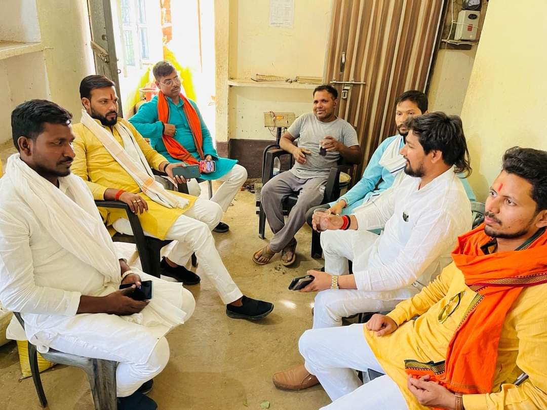 GhazipurBjym's tweet photo. गाजीपुर 75 लोकसभा में श्री पारसनाथ राय    जी के समर्थन में जमानिया विधानसभा के चित्रकोणी गांव में श्री अनिल कुशवाहा जी भाजयुमो जिलाध्यक्ष कुशवाहा विश्वप्रकाश अकेला एवं उनकी टीम न भाजपा को वोट करने के लिए अपील किया।
#अबकीबारफिरमोदीसरकार 
@BJP4UP 
@BJYM 
@bjp_forghazipur 
@BJYM4UP https://t.co/zKOhgKlPB9