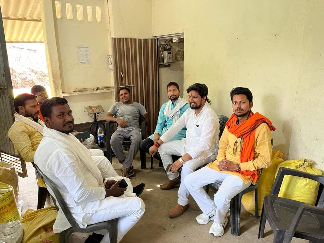 GhazipurBjym's tweet photo. गाजीपुर 75 लोकसभा में श्री पारसनाथ राय    जी के समर्थन में जमानिया विधानसभा के चित्रकोणी गांव में श्री अनिल कुशवाहा जी भाजयुमो जिलाध्यक्ष कुशवाहा विश्वप्रकाश अकेला एवं उनकी टीम न भाजपा को वोट करने के लिए अपील किया।
#अबकीबारफिरमोदीसरकार 
@BJP4UP 
@BJYM 
@bjp_forghazipur 
@BJYM4UP https://t.co/zKOhgKlPB9
