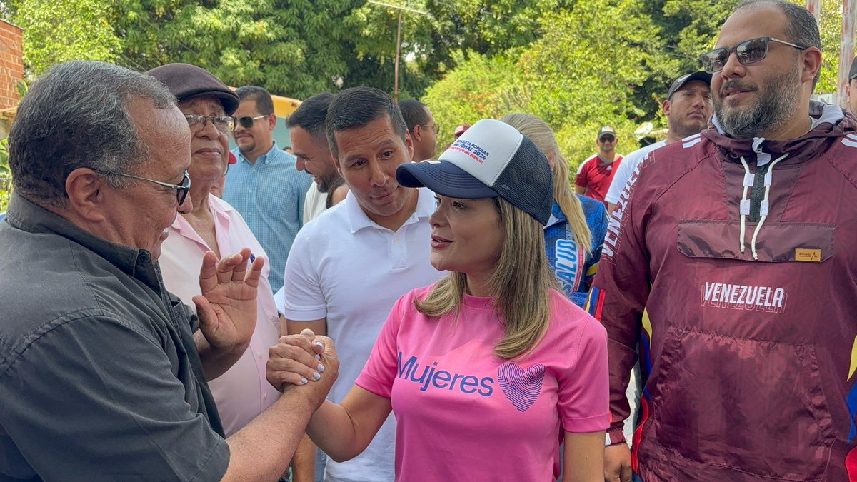 Participamos en un nuevo ejercicio democrático desde la comuna “Producción Revolucionaria”, en San Diego, estado Carabobo.

En el centro electoral Campo Solo, el pueblo elige los proyectos con mayor impacto positivo para su comunidad y demuestra quién gobierna en Venezuela.