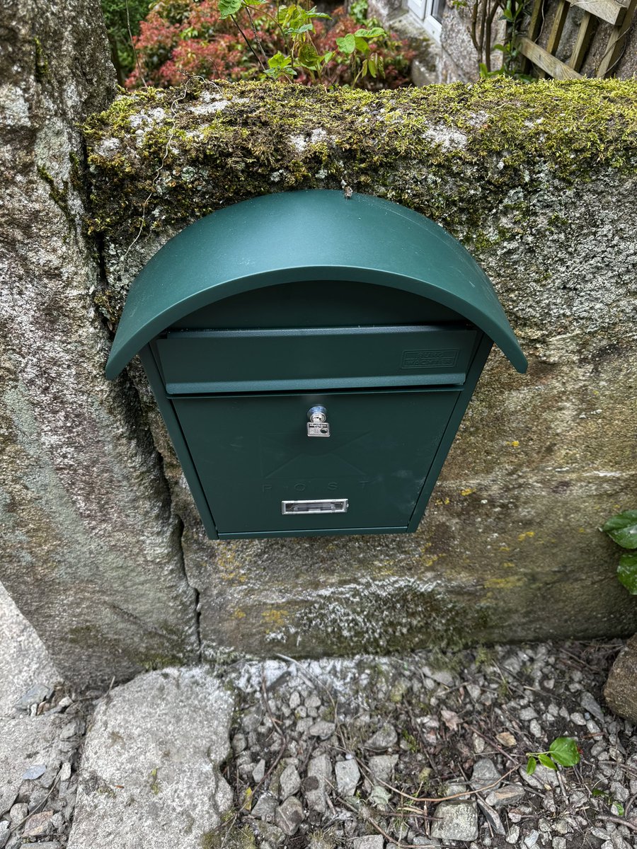 DIY Sunday: fitted a new postbox. We leave the key in there so that @RoyalMail can easier fit in larger packages. 🤷‍♂️