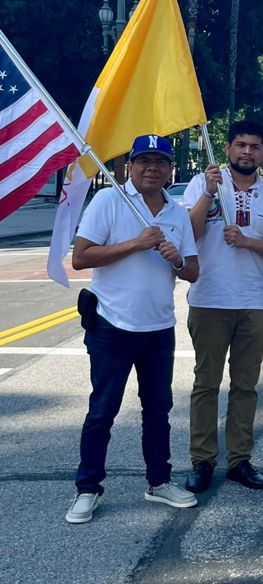 La imagen de la incoherencia es el Miguel Mendoza @Mmendoza1970 con su cara de artesanía precolombina, su ropa de paca y su bandera de USA... Estos zurdos no paran de hacer el ridículo!!!