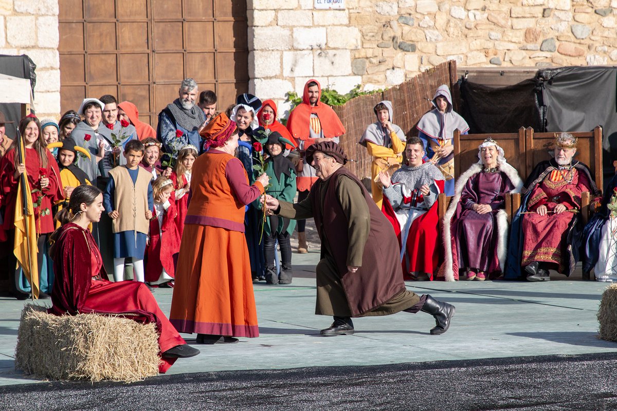 🌹 Amb l'entrega de la rosa a la princesa per part del cavaller Sant Jordi acabem aquest primer cap de setmana de la 37a Setmana Medieval. 🥀 Centenars de persones s'han reunit al Foradot per veure l'espectacle ple de color. Acte patrocinat per @bonpreuesclat