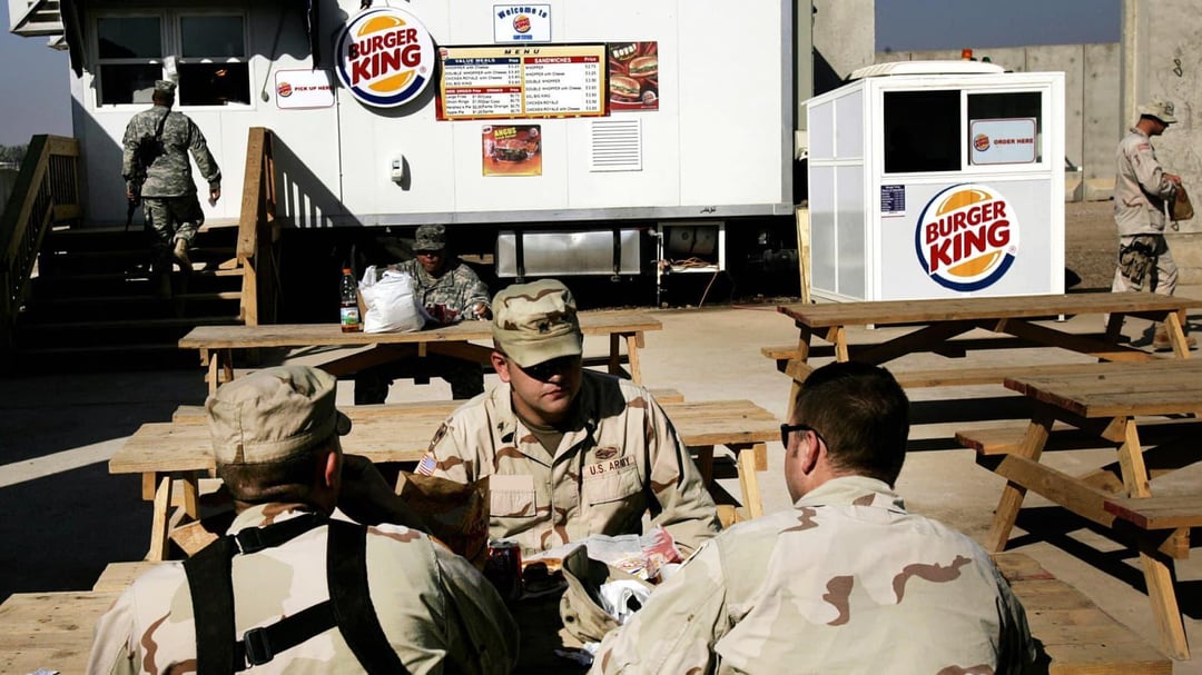 Bağdat'ın güneyindeki bir askeri üste bulunan Burger King'de öğle yemeği yiyen 🇺🇸Amerikan askerleri, 2005