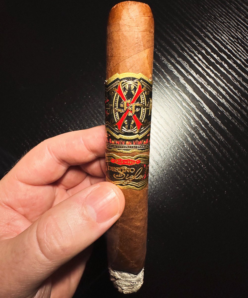 First time trying the FFOX Dubai ‘17 in the 56 gauge- Definitely opened up the blend a bit more than the robusto with some nice cinnamon sweetness…🇦🇪🇩🇴🍂🔥💨