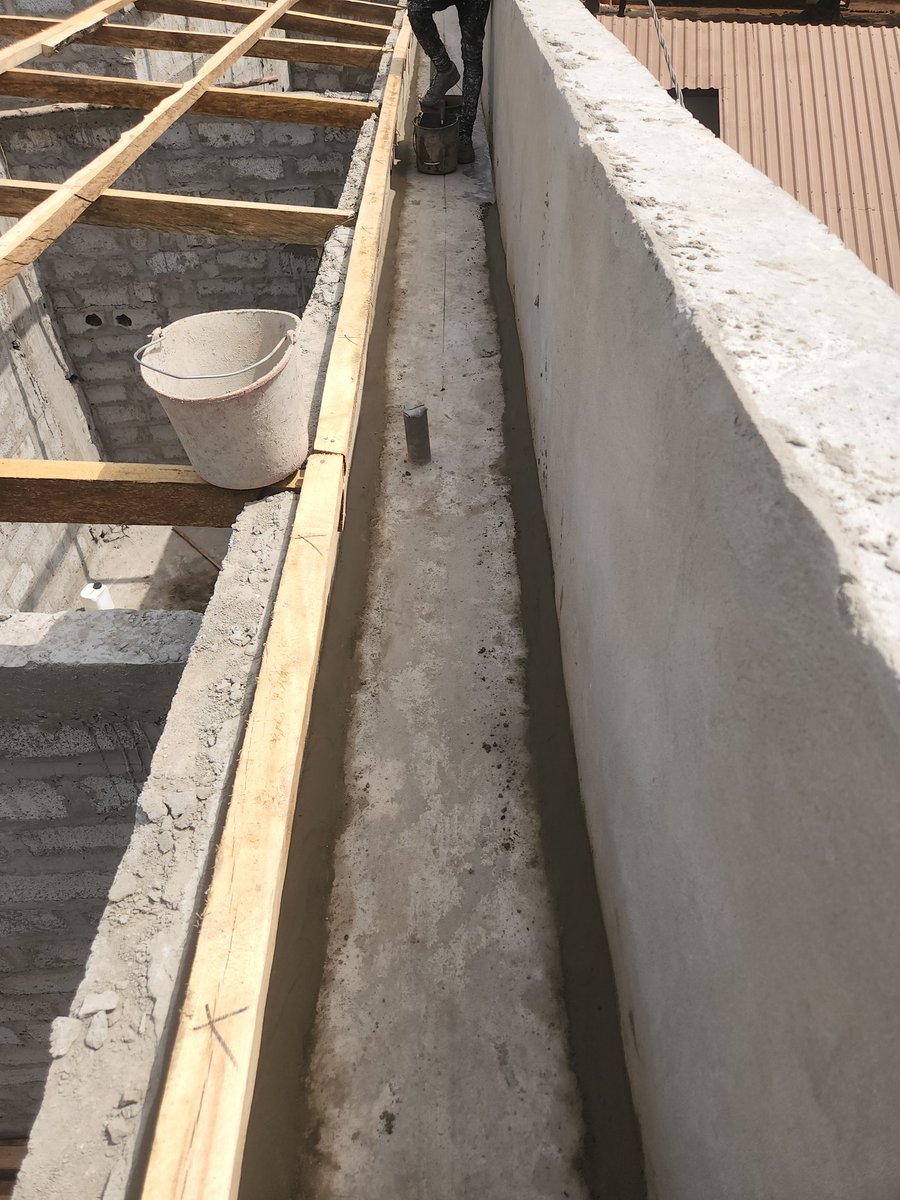 OpenbridgeGN's tweet photo. Mise en œuvre de l'étanchéité dans une gouttière en béton avant pose de la toiture sur un de nos chantiers.

Contactez nous pour vos projets de construction https://t.co/MPJtYDxPwa